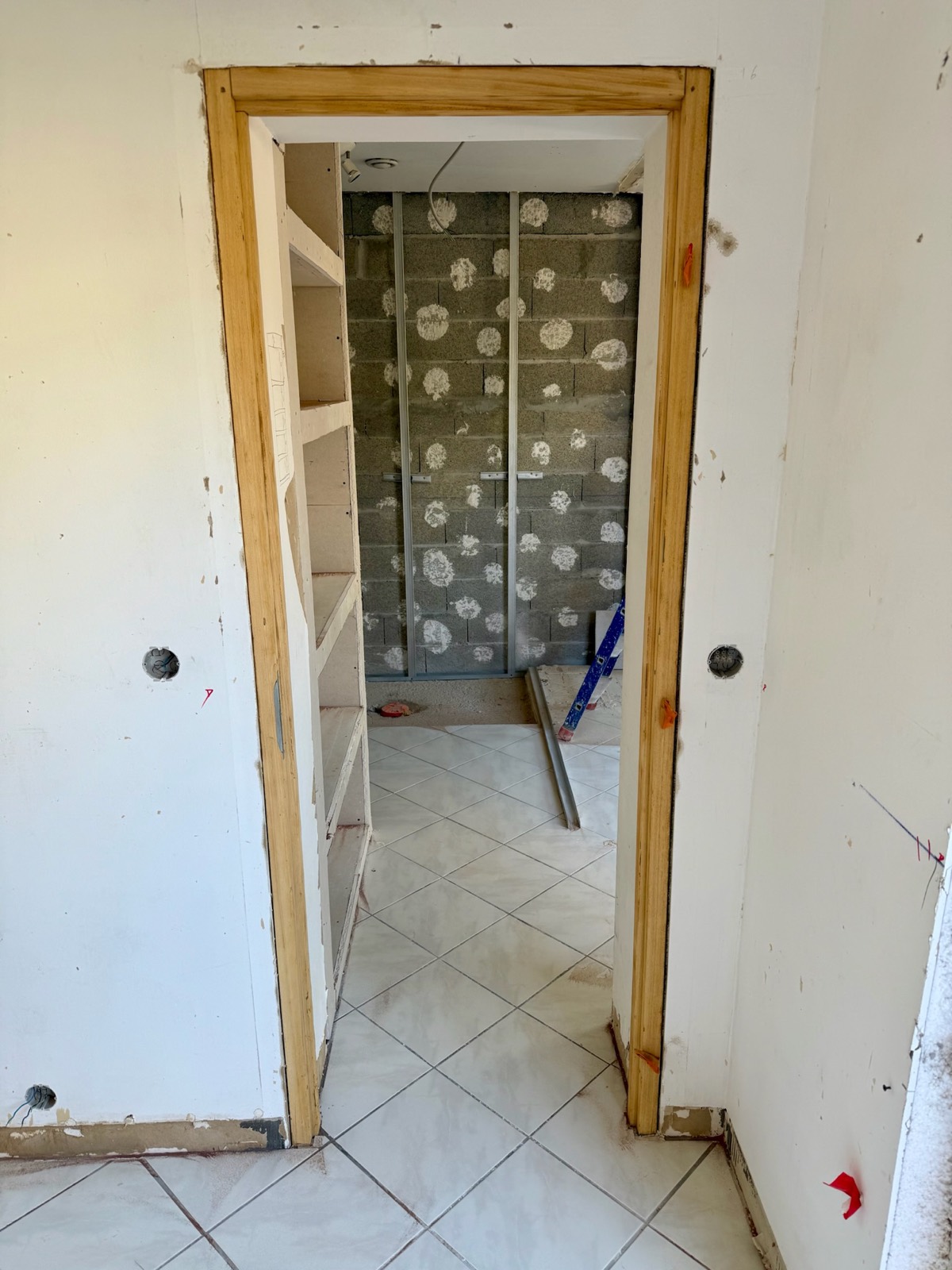 Après aérogommage — Décapage de cadre de porte