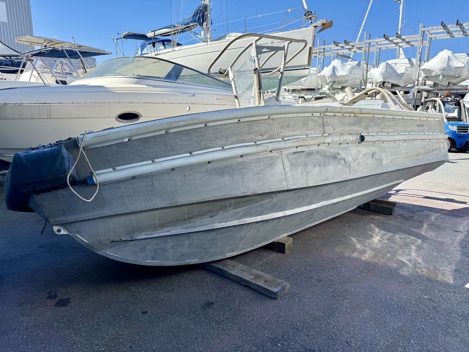 Après aérogommage — Décapage de coque de bateau